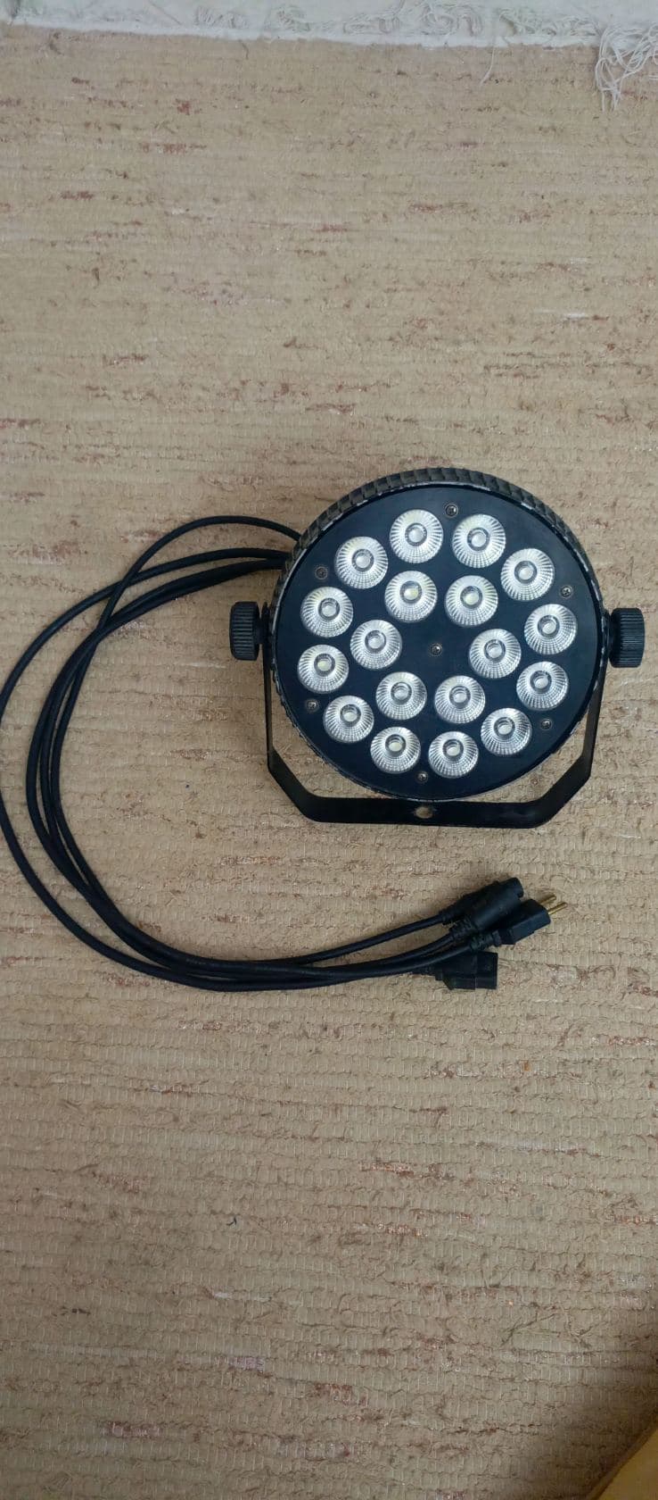للبيع: كشاف LED PAR احترافي للحفلات والأعراسللبيع كشاف إضاءة LED PAR بحالة ممتازة ويخدم بدون حتى مشك