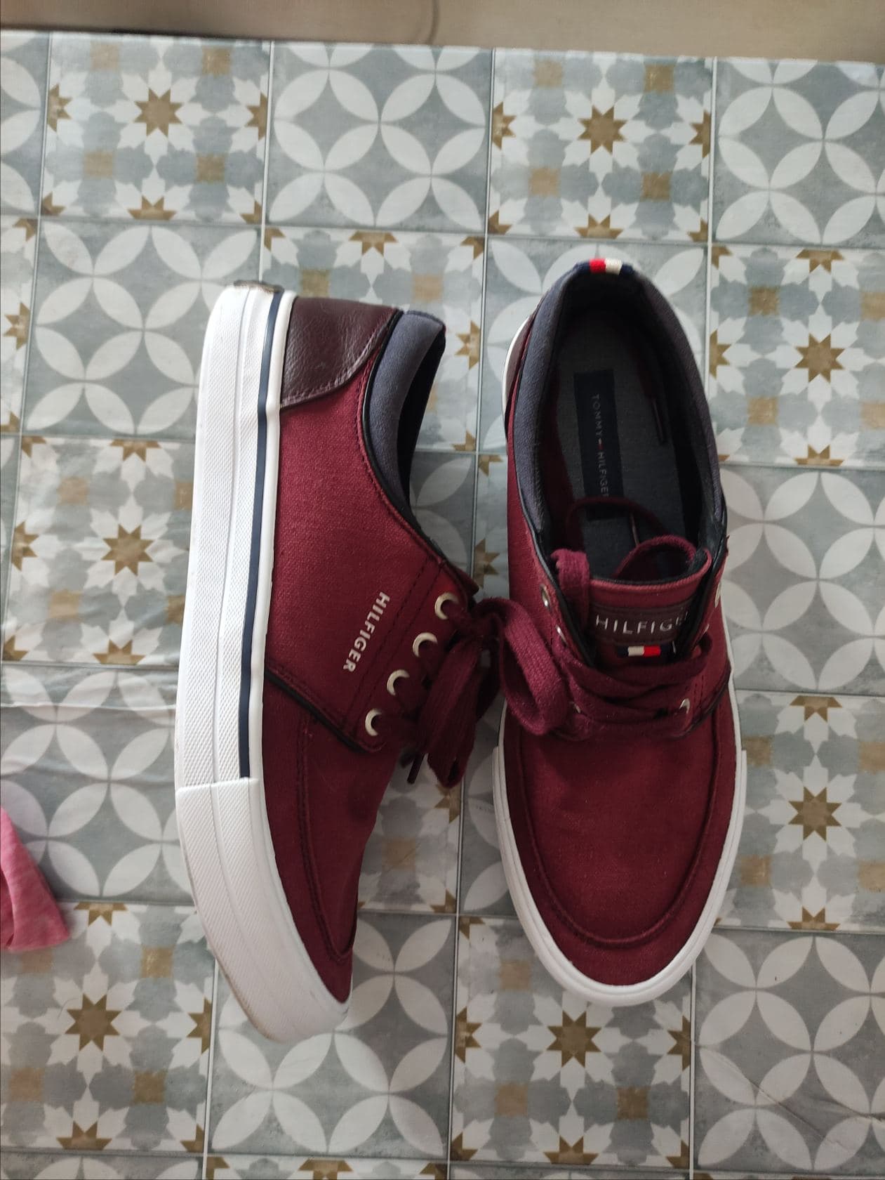 une paire de baskets basses pour homme de la marque Tommy Hilfiger, un modèle de type "REDD2" ou sim
