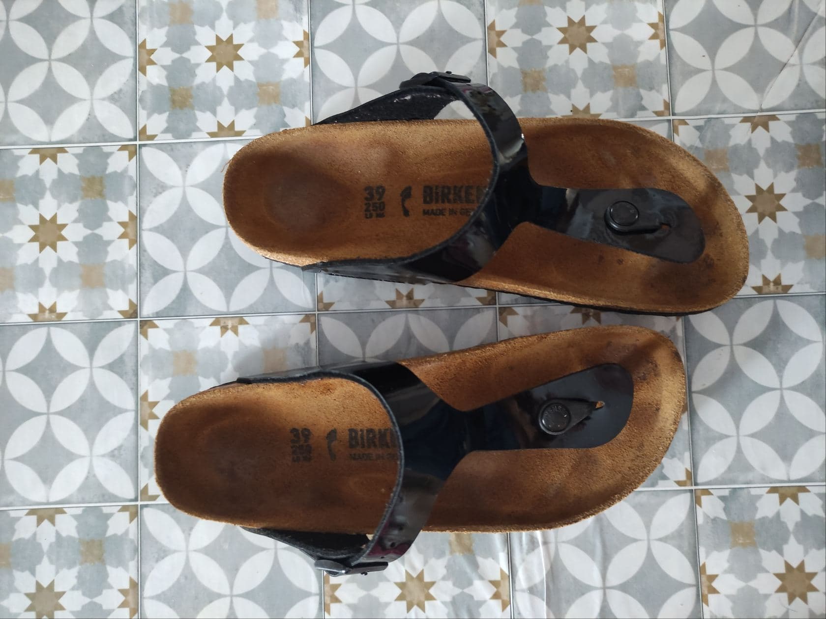 une paire de sandales de la célèbre marque allemande Birkenstock, plus précisément le modèle iconiq