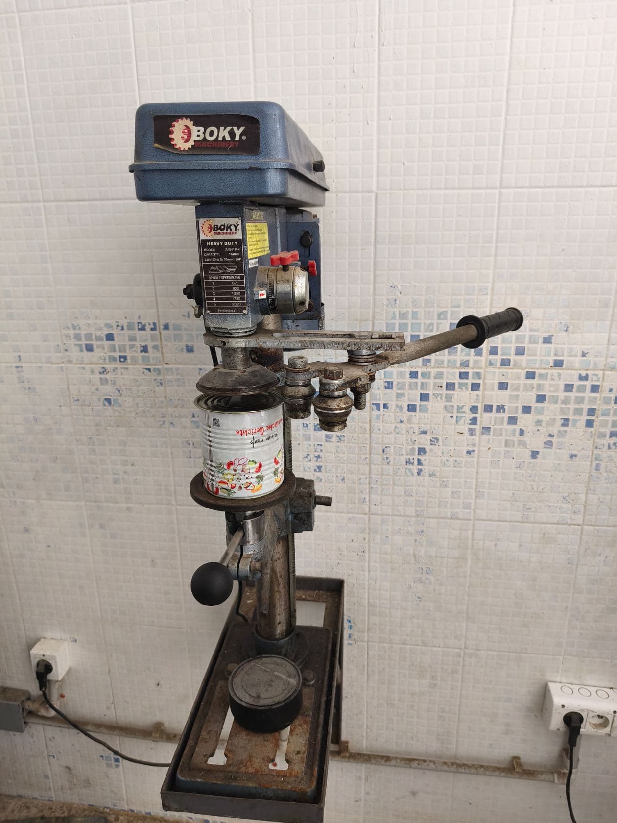 Sertisseuse et autoclave
