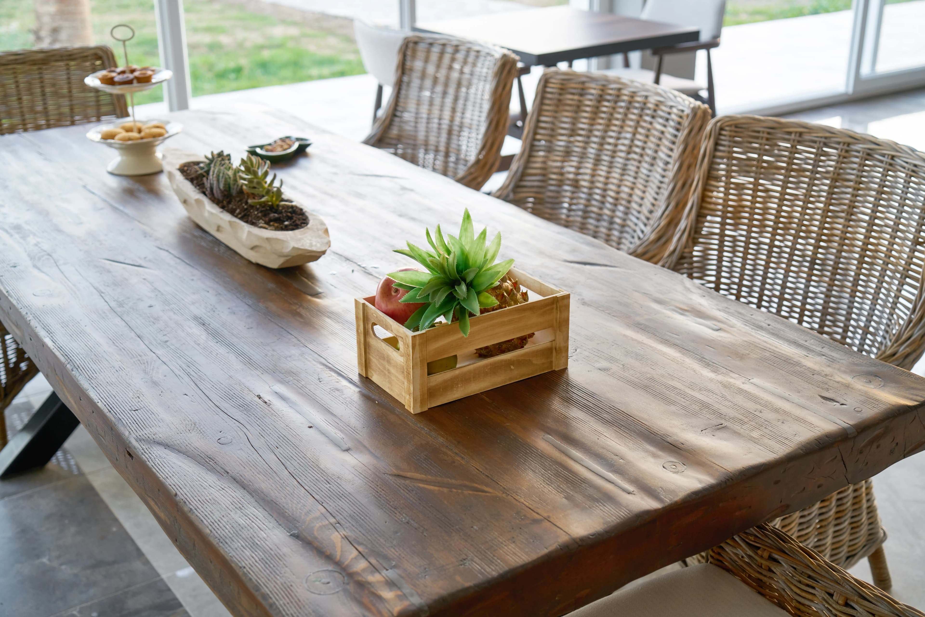 Table artisanale en bois — salon ou salle à manger
