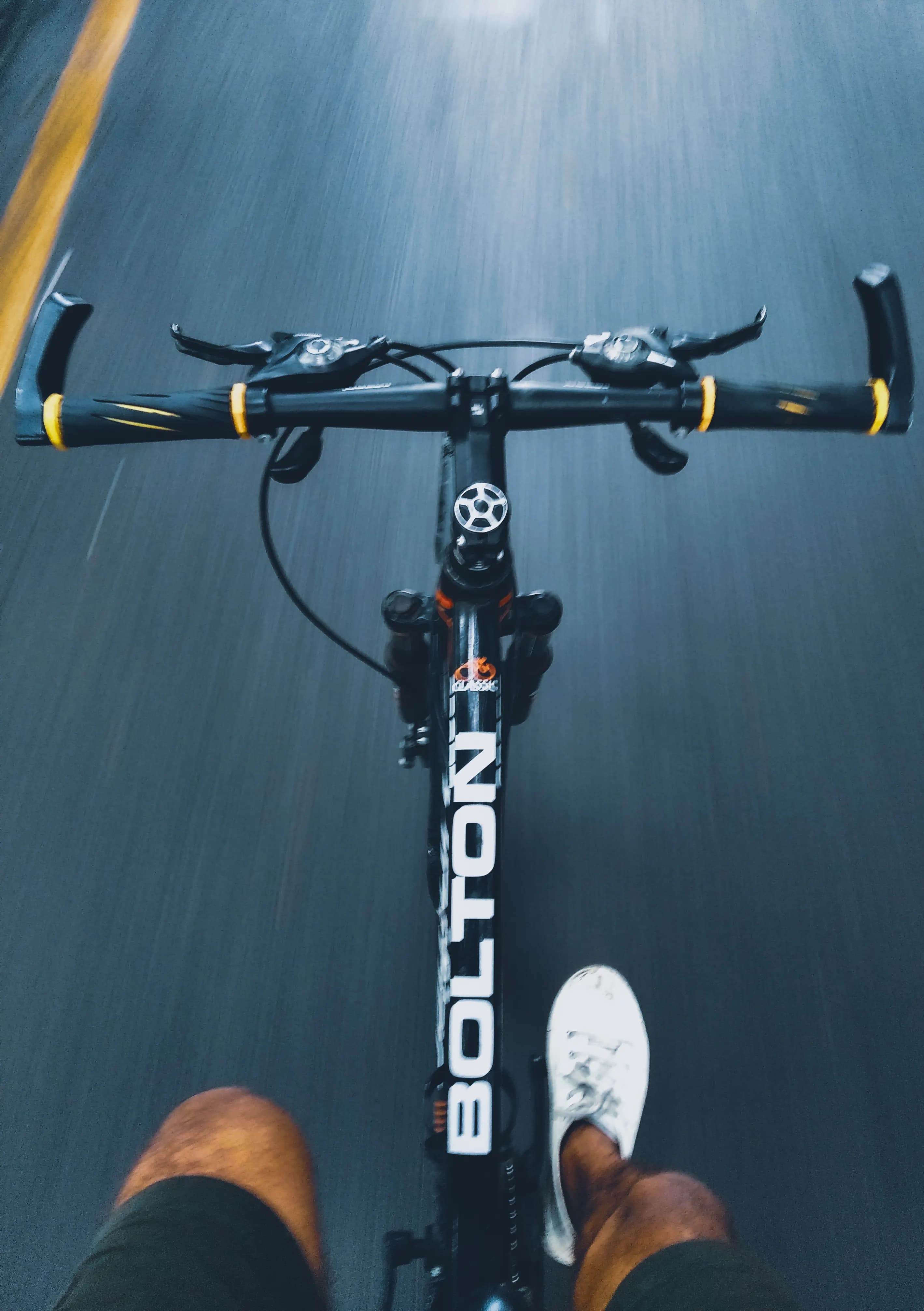 Vélo de ville noir — panier osier, freins récents